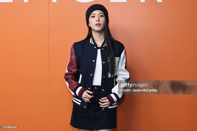 Jisoo và Thuỳ Tiên cùng tới NYFW, chị cả BLACKPINK hack tuổi ngoạn mục so với 6 năm trước- Ảnh 7. Jisoo và Thuỳ Tiên cùng tới NYFW, chị cả BLACKPINK hack tuổi ngoạn mục so với 6 năm trước- Ảnh 7.