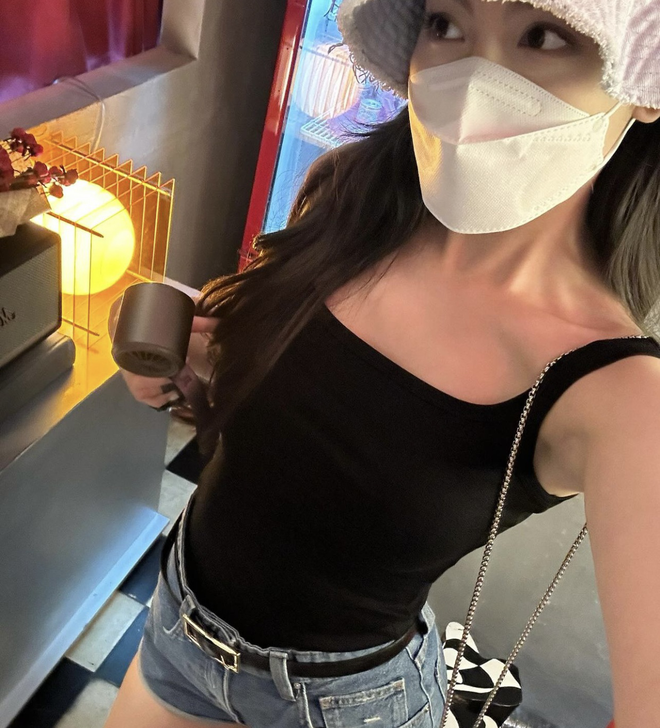 Babyboo nhà HIEUTHUHAI có cách tận dụng váy đen cực hay, mua 1 được 2 kiểu nào cũng xinh là đây!- Ảnh 9. Babyboo nhà HIEUTHUHAI có cách tận dụng váy đen cực hay, mua 1 được 2 kiểu nào cũng xinh là đây!- Ảnh 9.