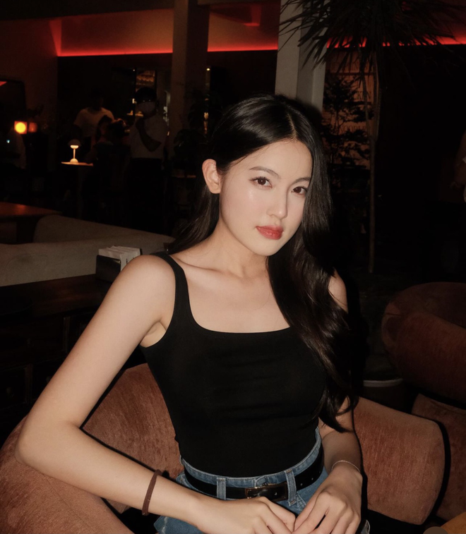 Babyboo nhà HIEUTHUHAI có cách tận dụng váy đen cực hay, mua 1 được 2 kiểu nào cũng xinh là đây!- Ảnh 4. Babyboo nhà HIEUTHUHAI có cách tận dụng váy đen cực hay, mua 1 được 2 kiểu nào cũng xinh là đây!- Ảnh 4.