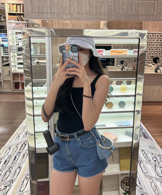 Babyboo nhà HIEUTHUHAI có cách tận dụng váy đen cực hay, mua 1 được 2 kiểu nào cũng xinh là đây!- Ảnh 8. Babyboo nhà HIEUTHUHAI có cách tận dụng váy đen cực hay, mua 1 được 2 kiểu nào cũng xinh là đây!- Ảnh 8.
