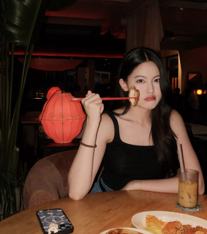 Babyboo nhà HIEUTHUHAI có cách tận dụng váy đen cực hay, mua 1 được 2 kiểu nào cũng xinh là đây!- Ảnh 7. Babyboo nhà HIEUTHUHAI có cách tận dụng váy đen cực hay, mua 1 được 2 kiểu nào cũng xinh là đây!- Ảnh 7.