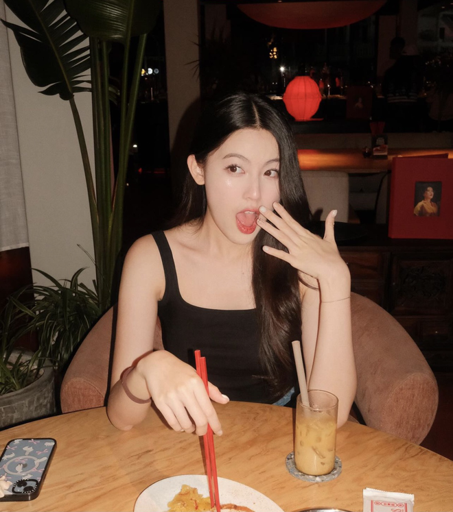 Babyboo nhà HIEUTHUHAI có cách tận dụng váy đen cực hay, mua 1 được 2 kiểu nào cũng xinh là đây!- Ảnh 6. Babyboo nhà HIEUTHUHAI có cách tận dụng váy đen cực hay, mua 1 được 2 kiểu nào cũng xinh là đây!- Ảnh 6.