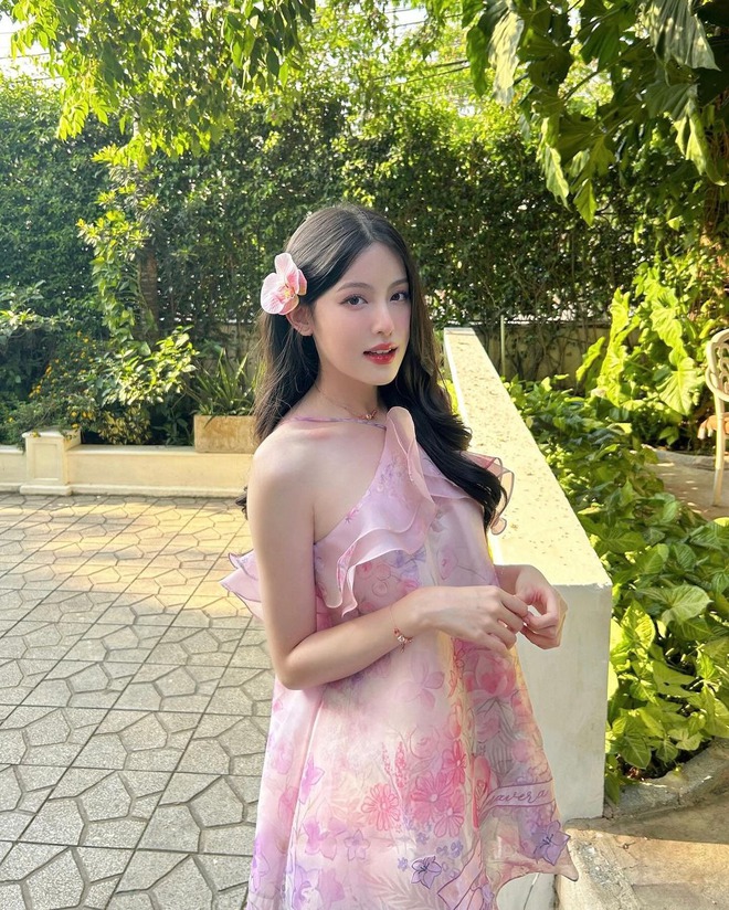 Babyboo nhà HIEUTHUHAI có cách tận dụng váy đen cực hay, mua 1 được 2 kiểu nào cũng xinh là đây!- Ảnh 2. Babyboo nhà HIEUTHUHAI có cách tận dụng váy đen cực hay, mua 1 được 2 kiểu nào cũng xinh là đây!- Ảnh 2.