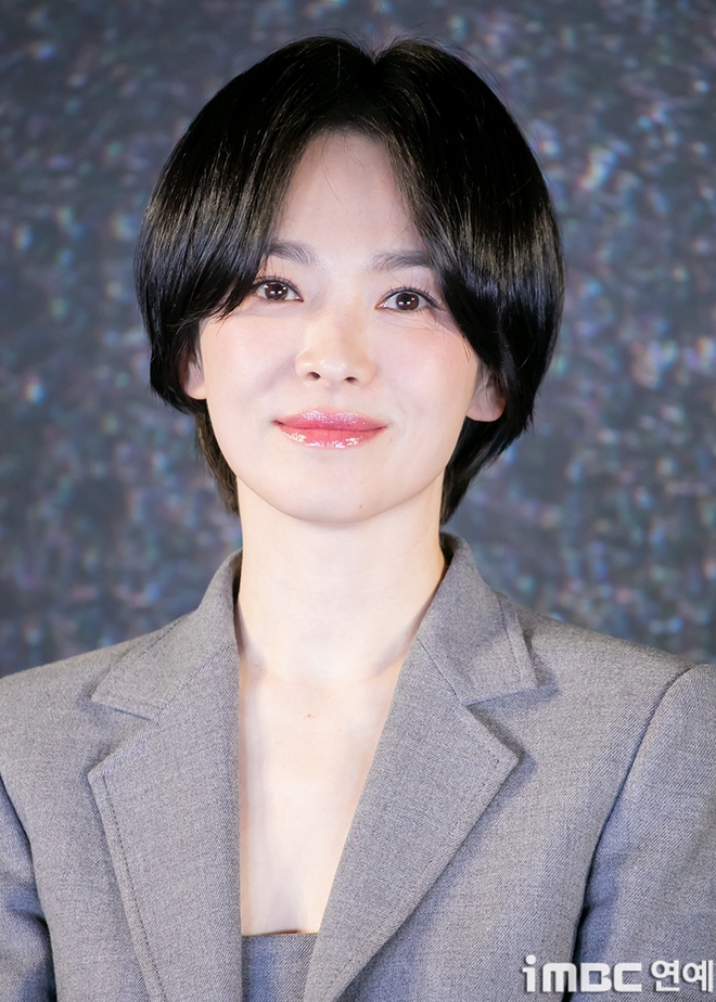 Song Hye Kyo lần đầu xuất hiện công khai với mái tóc ngắn, đúng chuẩn “style” tổng tài sang chảnh- Ảnh 1. Song Hye Kyo lần đầu xuất hiện công khai với mái tóc ngắn, đúng chuẩn “style” tổng tài sang chảnh- Ảnh 1.