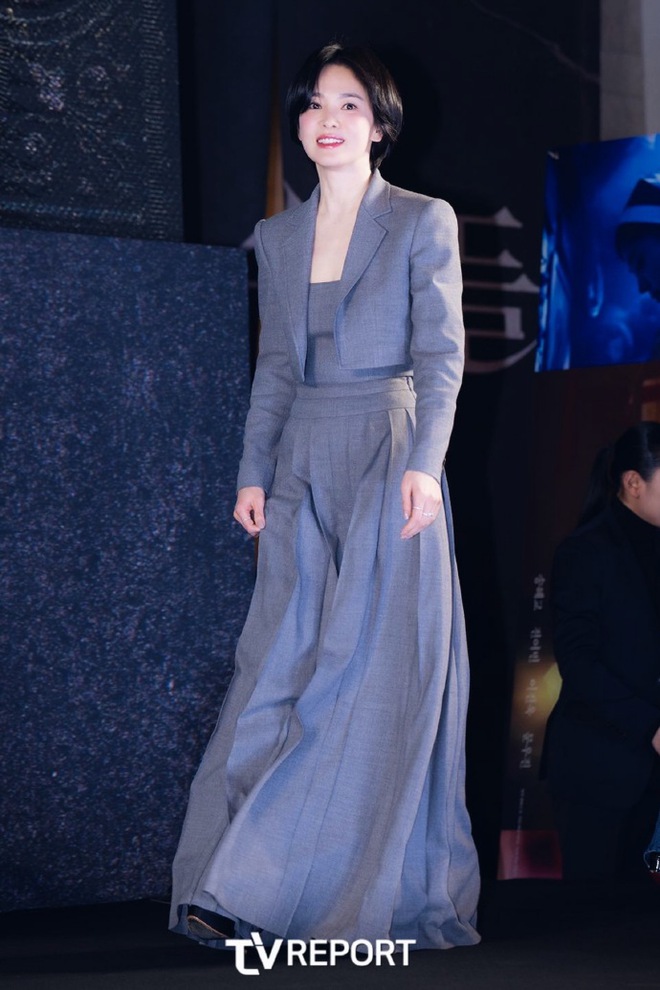 Song Hye Kyo lần đầu xuất hiện công khai với mái tóc ngắn, đúng chuẩn “style” tổng tài sang chảnh- Ảnh 4. Song Hye Kyo lần đầu xuất hiện công khai với mái tóc ngắn, đúng chuẩn “style” tổng tài sang chảnh- Ảnh 4.