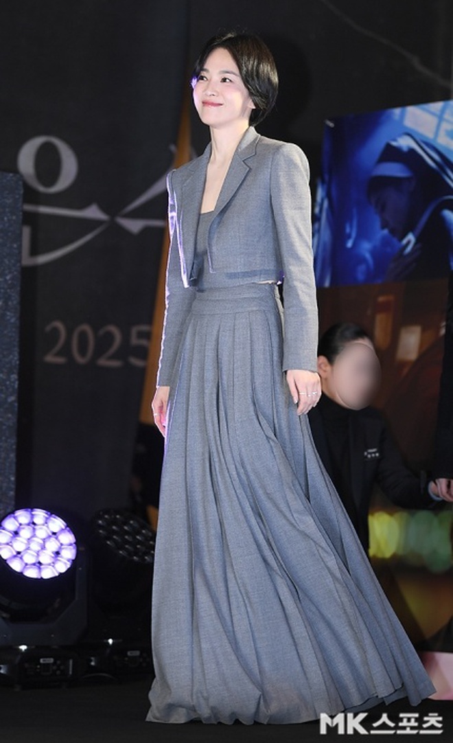 Song Hye Kyo lần đầu xuất hiện công khai với mái tóc ngắn, đúng chuẩn “style” tổng tài sang chảnh- Ảnh 5. Song Hye Kyo lần đầu xuất hiện công khai với mái tóc ngắn, đúng chuẩn “style” tổng tài sang chảnh- Ảnh 5.