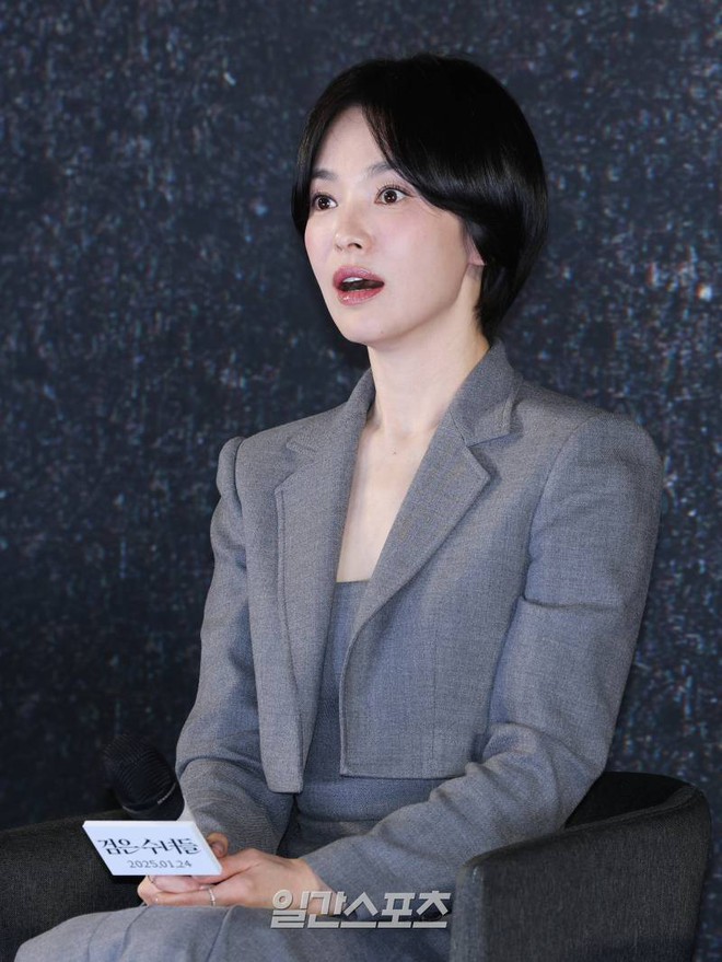 Song Hye Kyo lần đầu xuất hiện công khai với mái tóc ngắn, đúng chuẩn “style” tổng tài sang chảnh- Ảnh 2. Song Hye Kyo lần đầu xuất hiện công khai với mái tóc ngắn, đúng chuẩn “style” tổng tài sang chảnh- Ảnh 2.