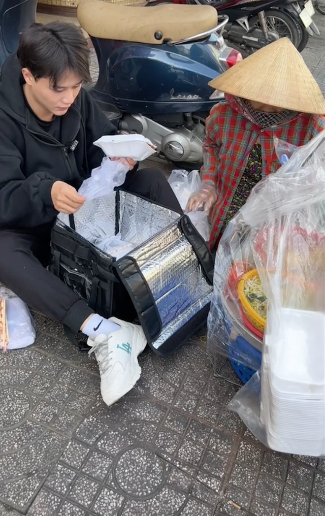 2 TikToker "giải cứu hàng quán" hot nhất TP.HCM bất ngờ chung khung hình tại WeChoice Awards 2024- Ảnh 3. 2 TikToker "giải cứu hàng quán" hot nhất TP.HCM bất ngờ chung khung hình tại WeChoice Awards 2024- Ảnh 3.
