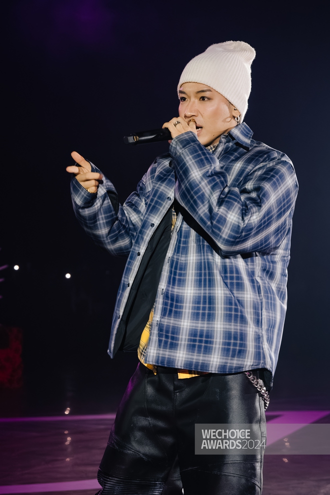 Khung hình quy tụ dàn rapper "lực" nhất Việt rap, làm một điều với NSND Tự Long mà dân tình nức nở!- Ảnh 3. Khung hình quy tụ dàn rapper "lực" nhất Việt rap, làm một điều với NSND Tự Long mà dân tình nức nở!- Ảnh 3.