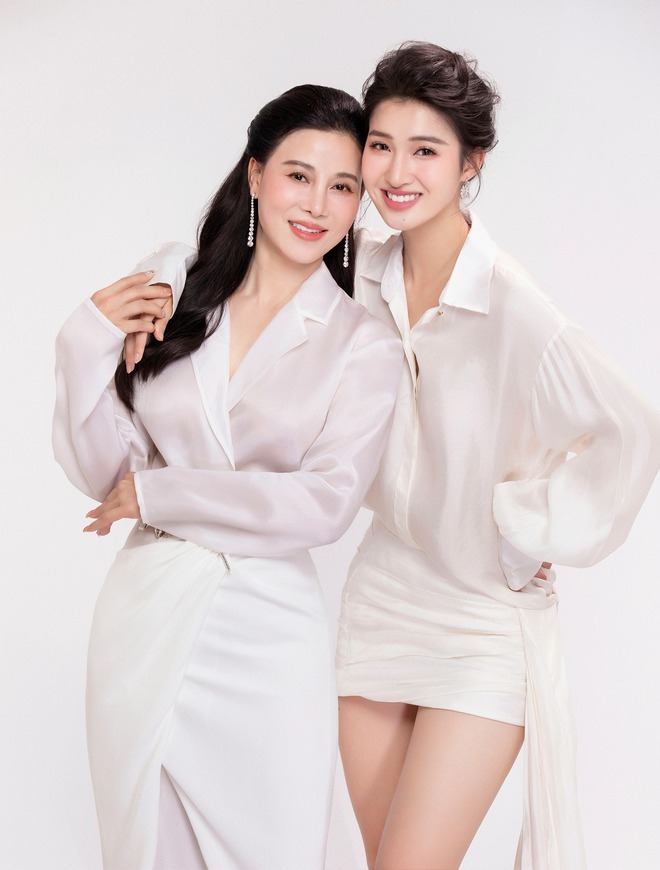 Soi ảnh cận nhan sắc của mẹ Phương Nhi, hóa ra Á hậu được thừa hưởng visual "đỉnh nóc" từ đây!- Ảnh 4.
