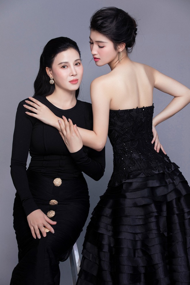 Soi ảnh cận nhan sắc của mẹ Phương Nhi, hóa ra Á hậu được thừa hưởng visual "đỉnh nóc" từ đây!- Ảnh 9.