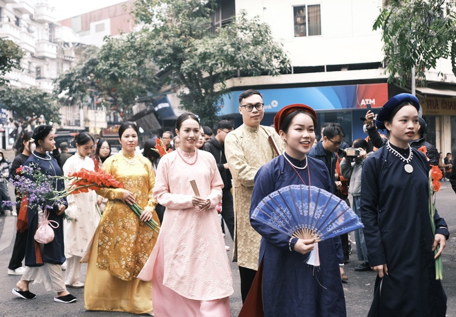 Khách Tây ngỡ ngàng xem hàng trăm người diễu hành cổ phục Việt: "Quyết định đến Việt Nam là một lựa chọn rất đúng đắn"- Ảnh 12.