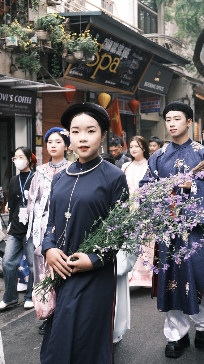 Khách Tây ngỡ ngàng xem hàng trăm người diễu hành cổ phục Việt: "Quyết định đến Việt Nam là một lựa chọn rất đúng đắn"- Ảnh 30.