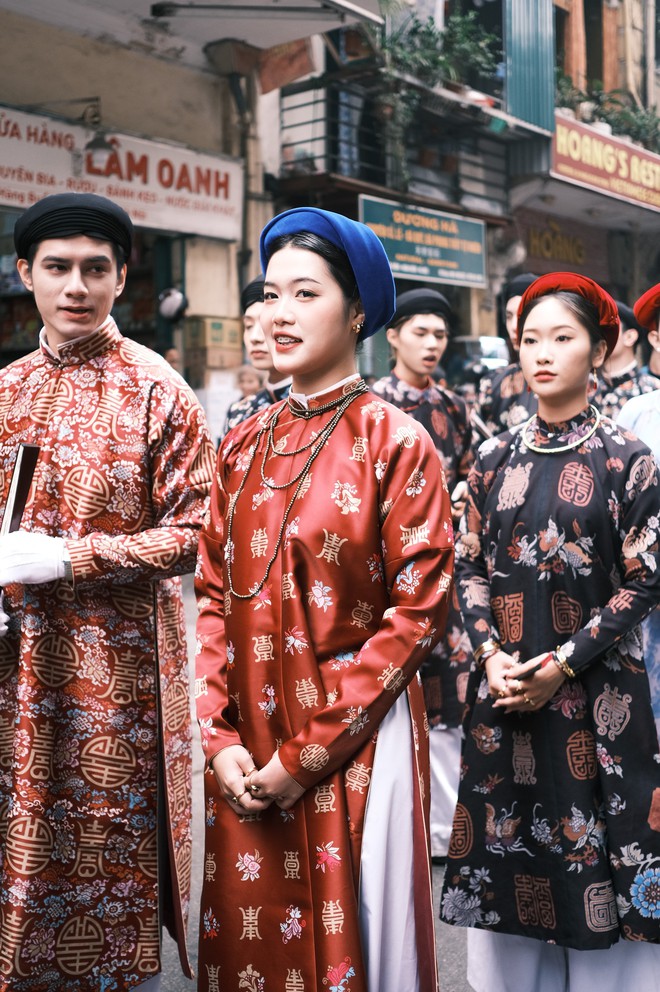 Khách Tây ngỡ ngàng xem hàng trăm người diễu hành cổ phục Việt: "Quyết định đến Việt Nam là một lựa chọn rất đúng đắn"- Ảnh 11.