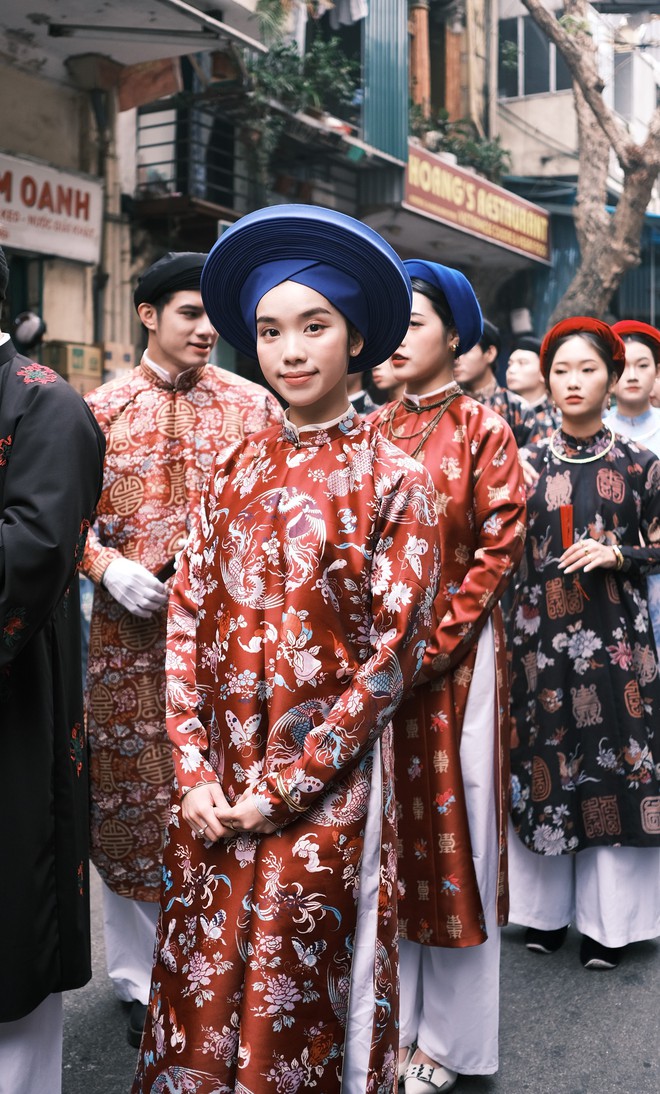 Khách Tây ngỡ ngàng xem hàng trăm người diễu hành cổ phục Việt: "Quyết định đến Việt Nam là một lựa chọn rất đúng đắn"- Ảnh 16.