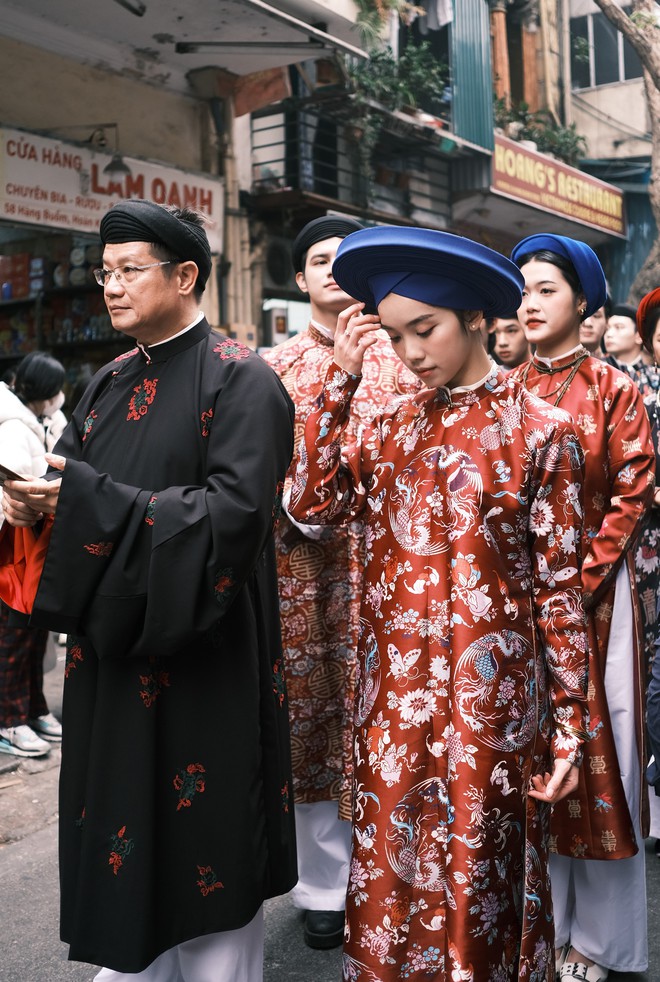 Khách Tây ngỡ ngàng xem hàng trăm người diễu hành cổ phục Việt: "Quyết định đến Việt Nam là một lựa chọn rất đúng đắn"- Ảnh 15.