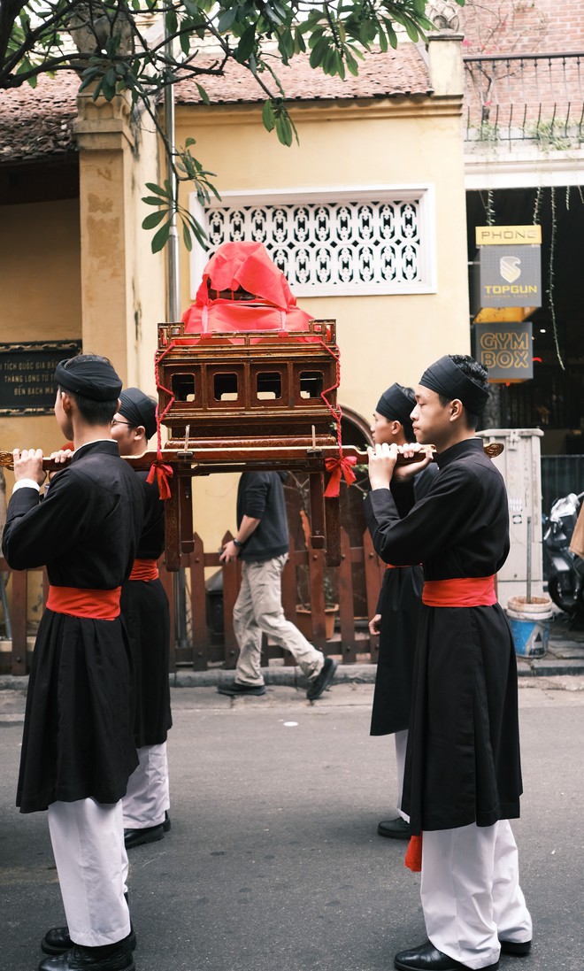 Khách Tây ngỡ ngàng xem hàng trăm người diễu hành cổ phục Việt: "Quyết định đến Việt Nam là một lựa chọn rất đúng đắn"- Ảnh 5.