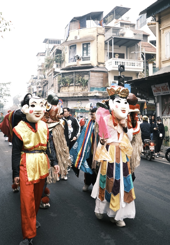 Khách Tây ngỡ ngàng xem hàng trăm người diễu hành cổ phục Việt: "Quyết định đến Việt Nam là một lựa chọn rất đúng đắn"- Ảnh 2.