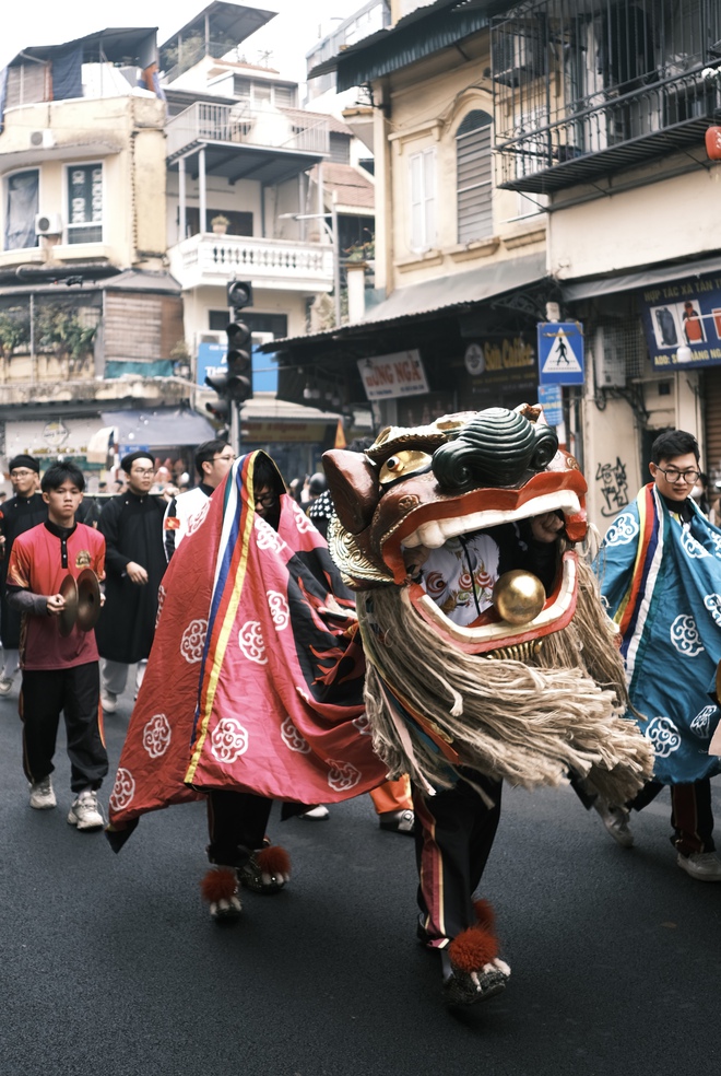 Khách Tây ngỡ ngàng xem hàng trăm người diễu hành cổ phục Việt: "Quyết định đến Việt Nam là một lựa chọn rất đúng đắn"- Ảnh 4.