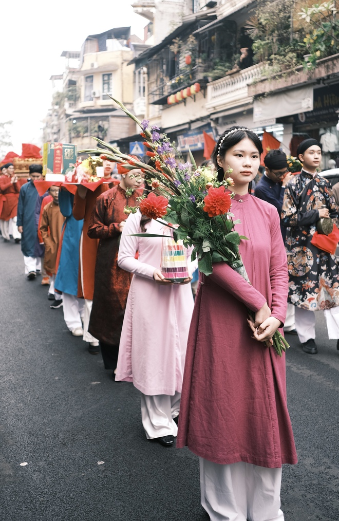 Khách Tây ngỡ ngàng xem hàng trăm người diễu hành cổ phục Việt: "Quyết định đến Việt Nam là một lựa chọn rất đúng đắn"- Ảnh 7.