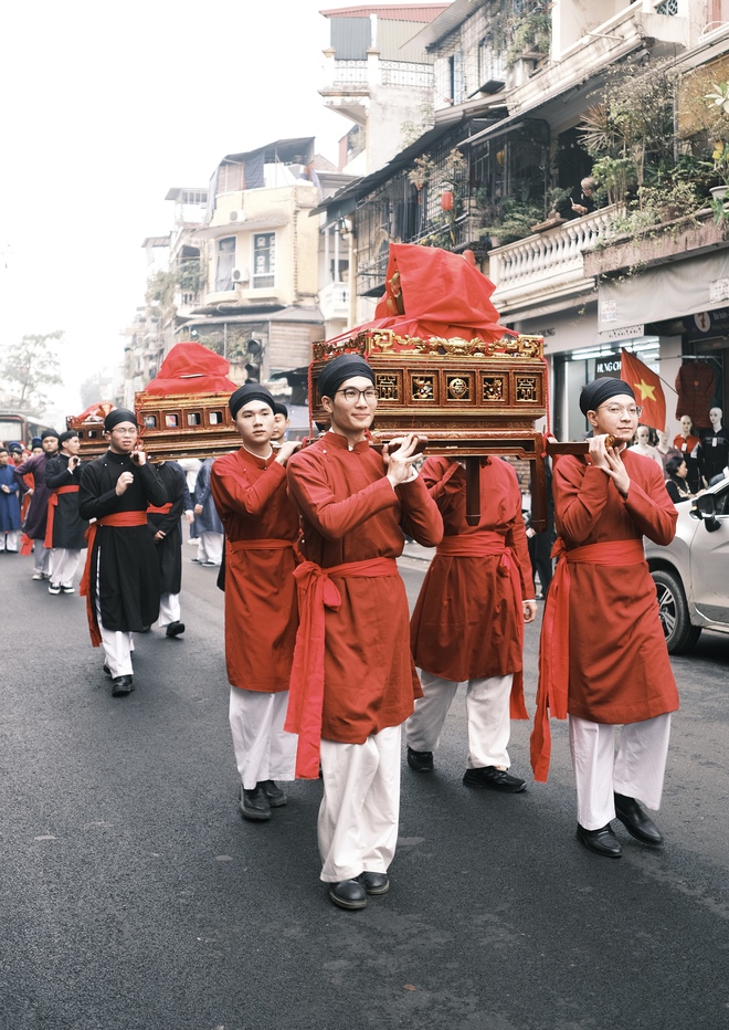 Khách Tây ngỡ ngàng xem hàng trăm người diễu hành cổ phục Việt: "Quyết định đến Việt Nam là một lựa chọn rất đúng đắn"- Ảnh 1.