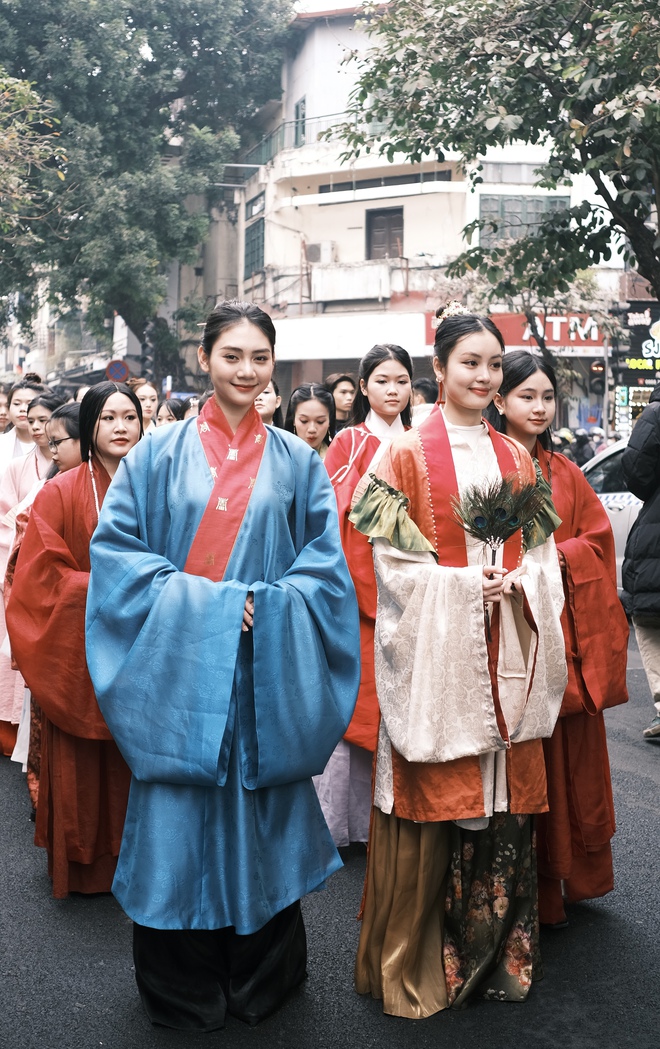 Khách Tây ngỡ ngàng xem hàng trăm người diễu hành cổ phục Việt: "Quyết định đến Việt Nam là một lựa chọn rất đúng đắn"- Ảnh 31.