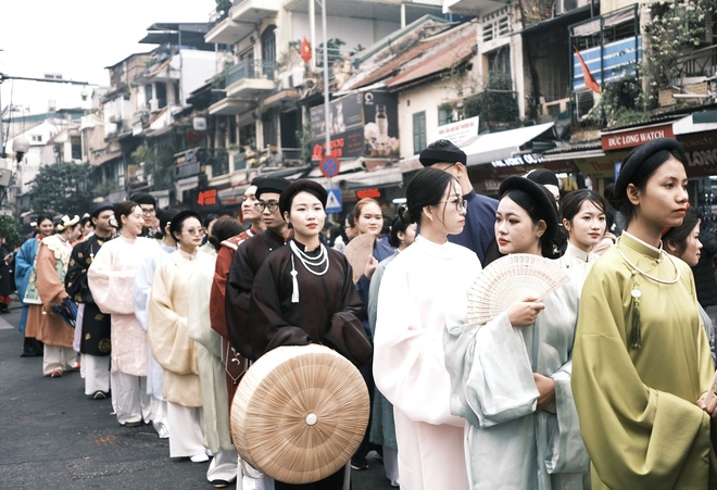 Khách Tây ngỡ ngàng xem hàng trăm người diễu hành cổ phục Việt: "Quyết định đến Việt Nam là một lựa chọn rất đúng đắn"- Ảnh 9.