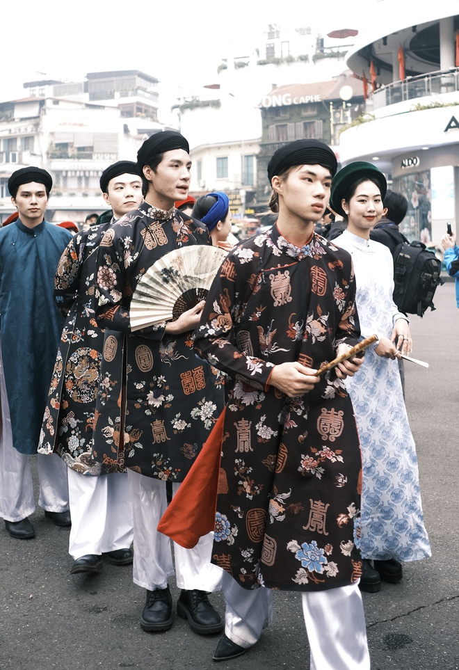 Khách Tây ngỡ ngàng xem hàng trăm người diễu hành cổ phục Việt: "Quyết định đến Việt Nam là một lựa chọn rất đúng đắn"- Ảnh 34.