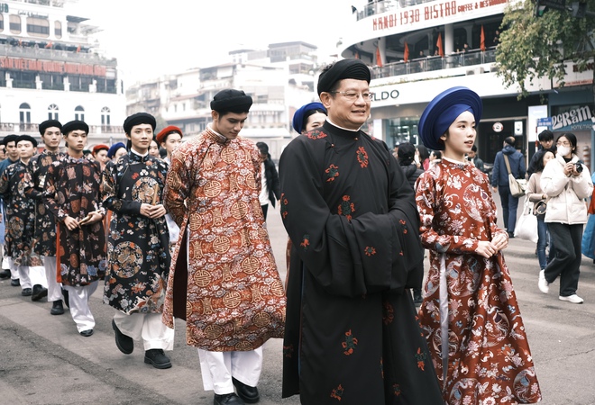 Khách Tây ngỡ ngàng xem hàng trăm người diễu hành cổ phục Việt: "Quyết định đến Việt Nam là một lựa chọn rất đúng đắn"- Ảnh 3.