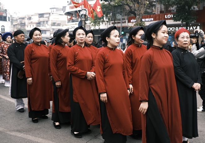 Khách Tây ngỡ ngàng xem hàng trăm người diễu hành cổ phục Việt: "Quyết định đến Việt Nam là một lựa chọn rất đúng đắn"- Ảnh 13.