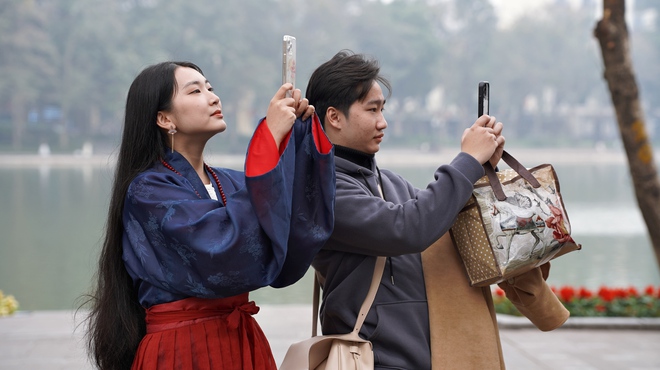 Khách Tây ngỡ ngàng xem hàng trăm người diễu hành cổ phục Việt: "Quyết định đến Việt Nam là một lựa chọn rất đúng đắn"- Ảnh 22.
