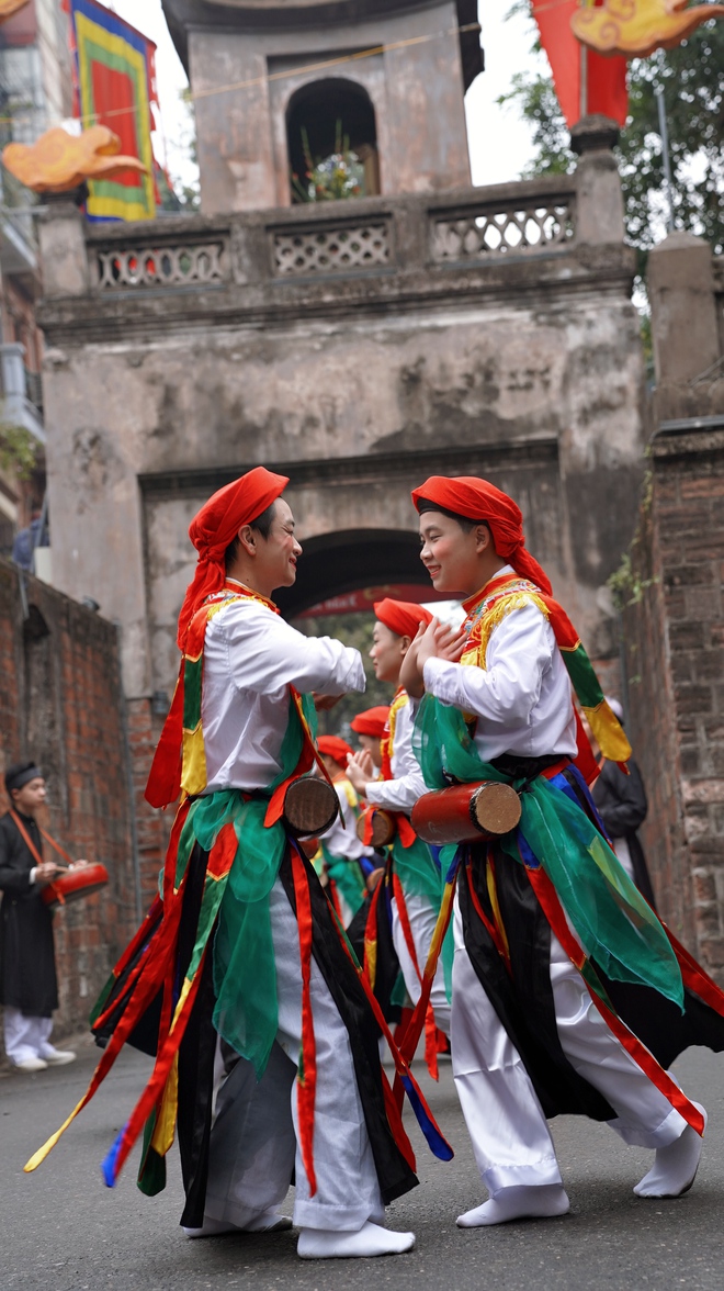 Khách Tây ngỡ ngàng xem hàng trăm người diễu hành cổ phục Việt: "Quyết định đến Việt Nam là một lựa chọn rất đúng đắn"- Ảnh 8.