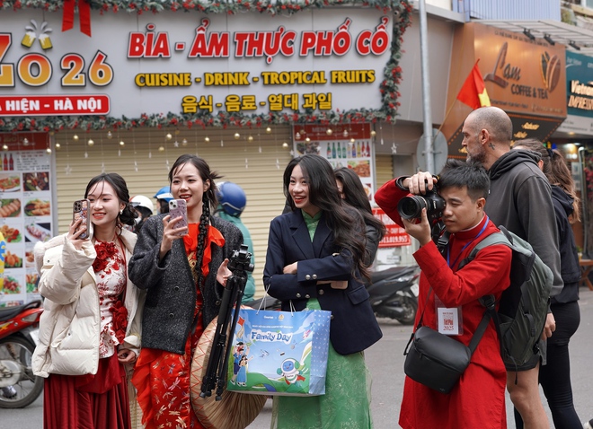 Khách Tây ngỡ ngàng xem hàng trăm người diễu hành cổ phục Việt: "Quyết định đến Việt Nam là một lựa chọn rất đúng đắn"- Ảnh 24.