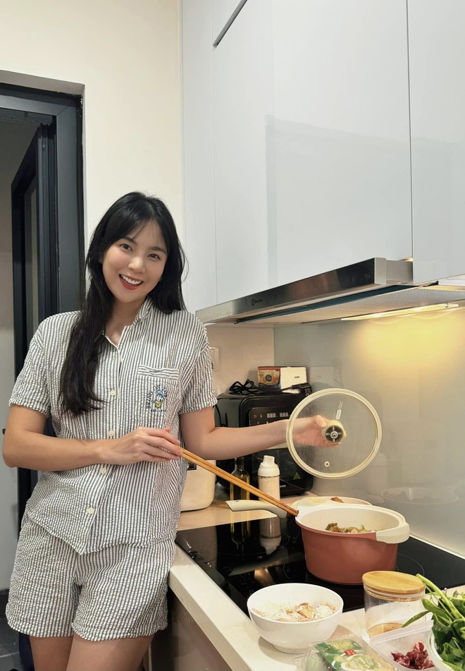 Bức ảnh giải đáp câu hỏi "Mai Ngọc cưới thiếu gia Bắc Giang, sao vẫn ở nhà mình?": Người giàu có lối đi riêng!- Ảnh 5.