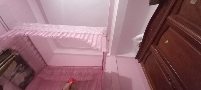 Bức ảnh chụp căn phòng ngủ: Nhìn qua thì bình thường, nhìn kỹ mới "khóc thét"- Ảnh 2.