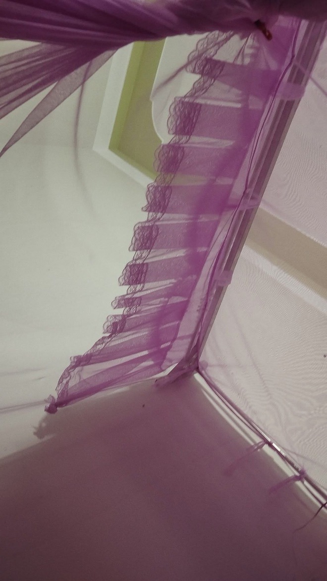 Bức ảnh chụp căn phòng ngủ: Nhìn qua thì bình thường, nhìn kỹ mới "khóc thét"- Ảnh 4.