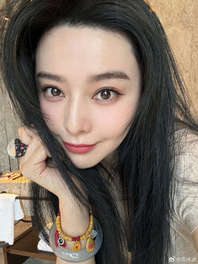 Nữ đại gia kiếm hàng chục tỷ trong 4 phút livestream khoe ảnh selfie với bộ vòng nhẫn đắt ngang penthouse- Ảnh 1. Nữ đại gia kiếm hàng chục tỷ trong 4 phút livestream khoe ảnh selfie với bộ vòng nhẫn đắt ngang penthouse- Ảnh 1.