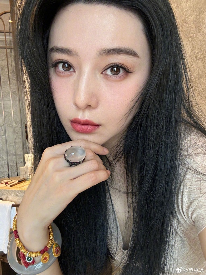 Nữ đại gia kiếm hàng chục tỷ trong 4 phút livestream khoe ảnh selfie với bộ vòng nhẫn đắt ngang penthouse- Ảnh 2. Nữ đại gia kiếm hàng chục tỷ trong 4 phút livestream khoe ảnh selfie với bộ vòng nhẫn đắt ngang penthouse- Ảnh 2.