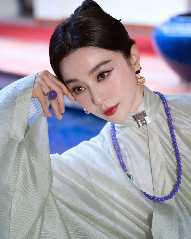 Nữ đại gia kiếm hàng chục tỷ trong 4 phút livestream khoe ảnh selfie với bộ vòng nhẫn đắt ngang penthouse- Ảnh 9. Nữ đại gia kiếm hàng chục tỷ trong 4 phút livestream khoe ảnh selfie với bộ vòng nhẫn đắt ngang penthouse- Ảnh 9.