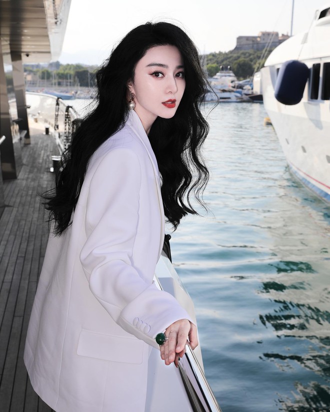 Nữ đại gia kiếm hàng chục tỷ trong 4 phút livestream khoe ảnh selfie với bộ vòng nhẫn đắt ngang penthouse- Ảnh 10. Nữ đại gia kiếm hàng chục tỷ trong 4 phút livestream khoe ảnh selfie với bộ vòng nhẫn đắt ngang penthouse- Ảnh 10.
