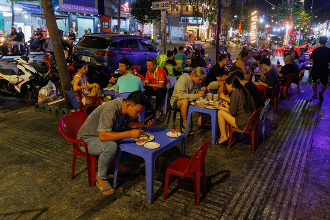 Trấn Thành ra phường Bình Tây ăn "cơm tấm âm phủ" rồi nói đúng 1 câu!- Ảnh 9.