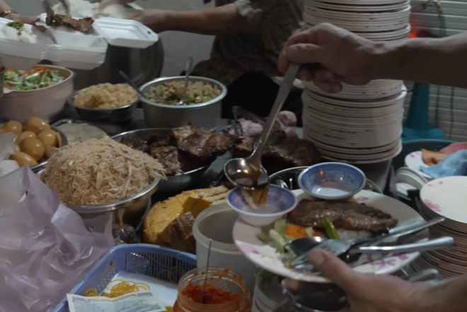 Trấn Thành ra phường Bình Tây ăn "cơm tấm âm phủ" rồi nói đúng 1 câu!- Ảnh 2.