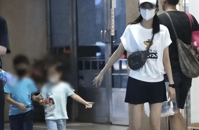 Tóm "nữ diễn viên phim giờ vàng" sau khi chồng đại gia bị bắt: Sáng đưa con đi viện, tối lên bar cùng trai lạ- Ảnh 2. Tóm "nữ diễn viên phim giờ vàng" sau khi chồng đại gia bị bắt: Sáng đưa con đi viện, tối lên bar cùng trai lạ- Ảnh 2.