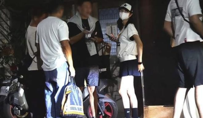 Tóm "nữ diễn viên phim giờ vàng" sau khi chồng đại gia bị bắt: Sáng đưa con đi viện, tối lên bar cùng trai lạ- Ảnh 5. Tóm "nữ diễn viên phim giờ vàng" sau khi chồng đại gia bị bắt: Sáng đưa con đi viện, tối lên bar cùng trai lạ- Ảnh 5.