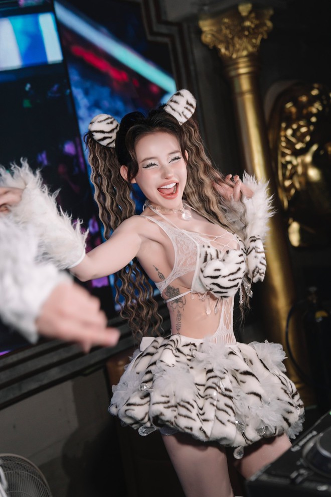 Ngân 98 luôn cố tình hở bạo, phản cảm quá đà - Ảnh 4.