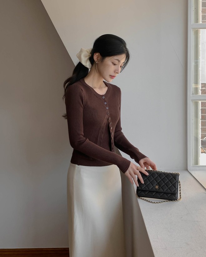 Đồ màu nâu đang hot tới mức chị em sẽ muốn sắm ngay 5 item để phong cách sang trọng hơn bao giờ hết- Ảnh 5.