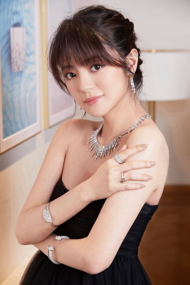 "Nữ diễn viên phim giờ vàng" khóc đến ngất xỉu khi chồng đại gia bị bắt- Ảnh 1.