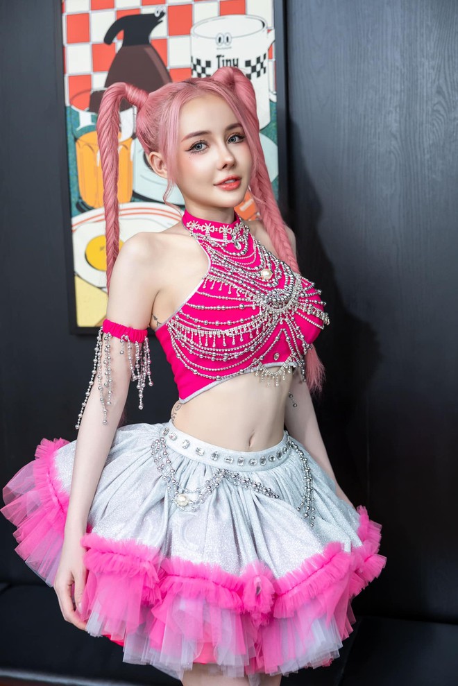 Cách Ngân 98 "rải tiền"- Ảnh 2.