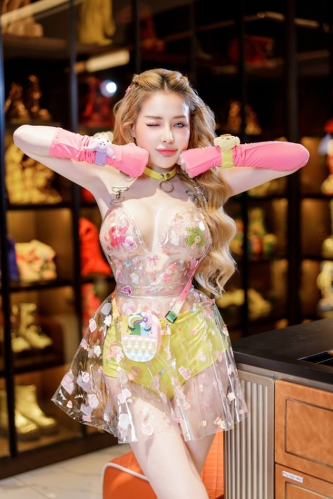 Cách Ngân 98 "rải tiền"- Ảnh 3.