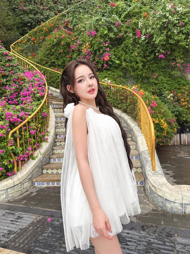 Ngân 98 luôn cố tình hở bạo, phản cảm quá đà - Ảnh 13.